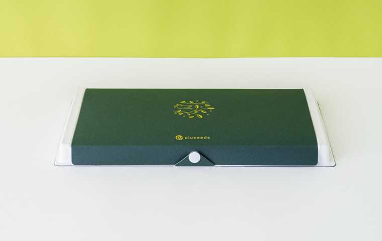 プラスチックから環境にやさしい紙容器「パルプモールド」へ。独自のシンプル構造と金型設計で省資源化とコスト大幅削減に成功