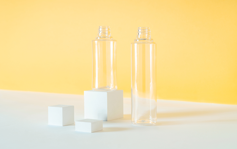 【1986年】PETを使ったダイレクトブロー成形を業界に先駆けて実現！透明性と落下強度を備えた350mlを超える化粧品容器