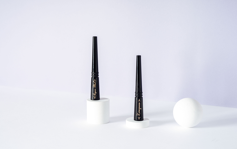 位置決めと温度設定が難しい円錐形ボトルのスタンプ加飾。工程を自動化してコスト削減しながらも、高精度で美しい仕上がりをキープ！