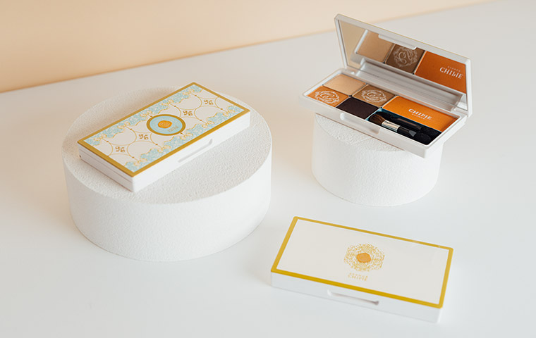 家電用途のインモールド成形を応用して、繊細かつ立体的なデザインを1工程で再現。