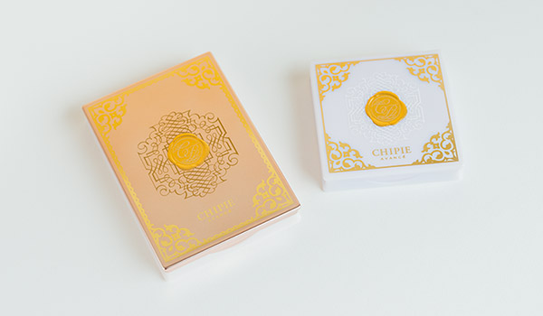 メイクブランド「アヴァンセシビエ」立ち上げ時のパレット3種のうち、SとMの2サイズ