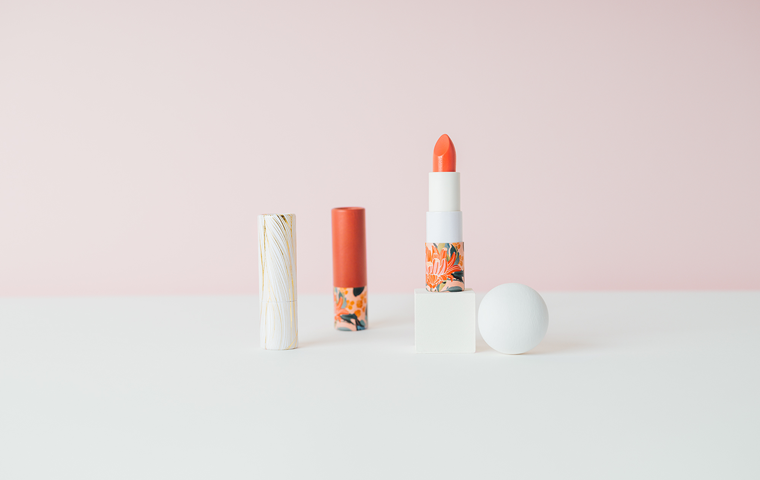 世界初！紙として販売・廃棄できる口紅容器。パーツを減らして省資源化し、さらなるエコを目指す