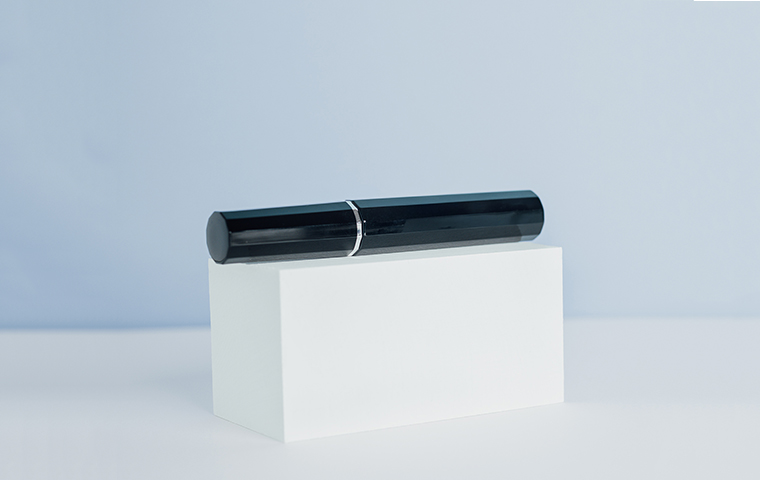 多角形キャップへの箔スタンプ技術を開発。エッジの効いた美しい銀箔ラインを実現