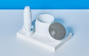 成形とロールスタンプ加飾を一体化。プラシーズの「同期一貫ユニット」が生産性と品質を革新