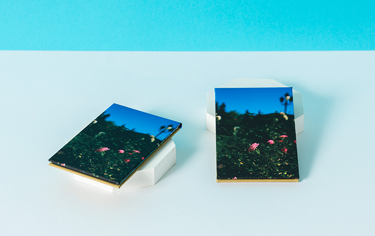 縁なしミラーの紙製コンパクト。洗練されたシンプルな仕上がりでブランドイメージを踏襲