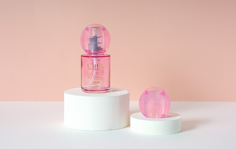 透明・軽い・衝撃に強い「アイオノマー」を使った超肉厚キャップ。独自の冷却技術で高い寸法精度を実現