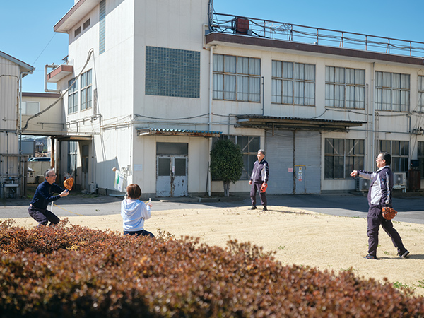 最初の接点は、意外にも野球部。仕事では、互いを認め合う関係に