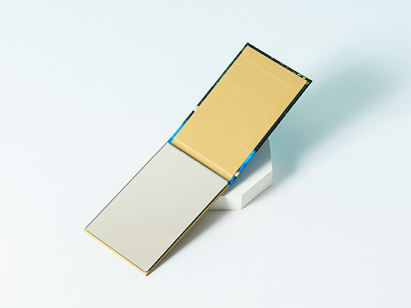 シンプルな縁なしミラーでブランドイメージを踏襲