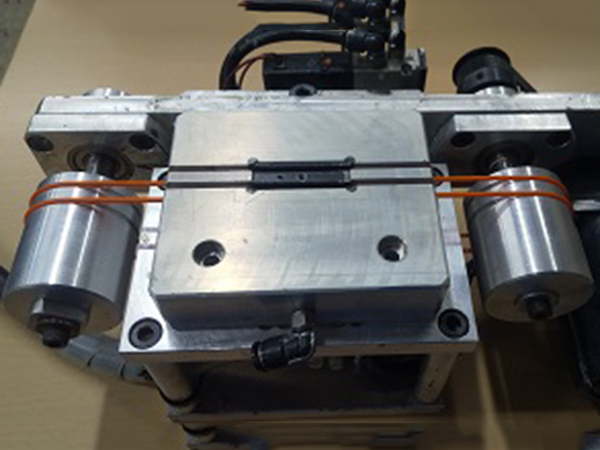 小型搬送コンベアを自社開発