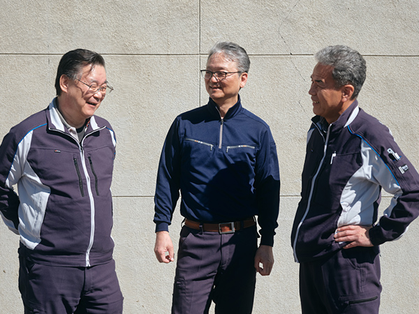 設計、設備開発、そして現場。
それぞれ違う持ち場で、長くプラシーズのものづくりを支えてきた3人。