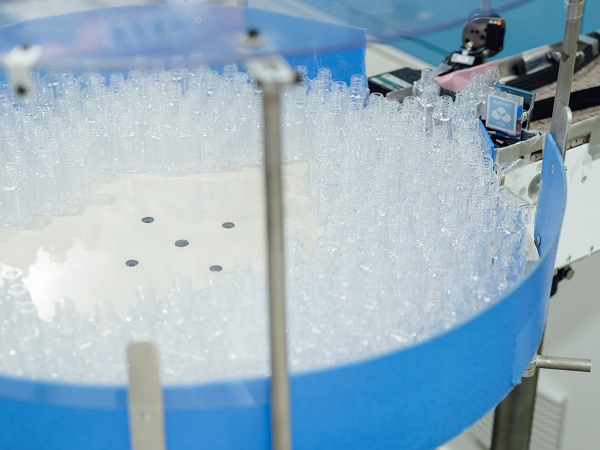 数多くの製品がぶつかることなくプールできる円形の回転テーブル