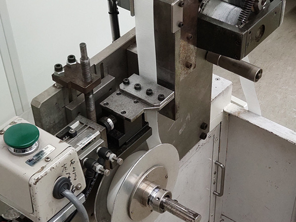 粘着部分のみを切断するために切断深度を微細に調整