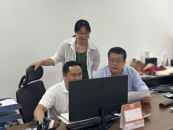 協力会社と打ち合わせをする鐘さん