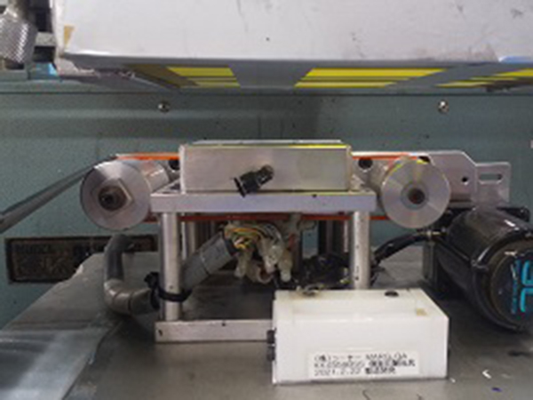 印刷された容器を治具から取り出す