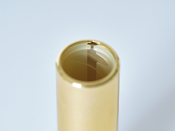 ラッパ型構造の繰り出し式口紅容器