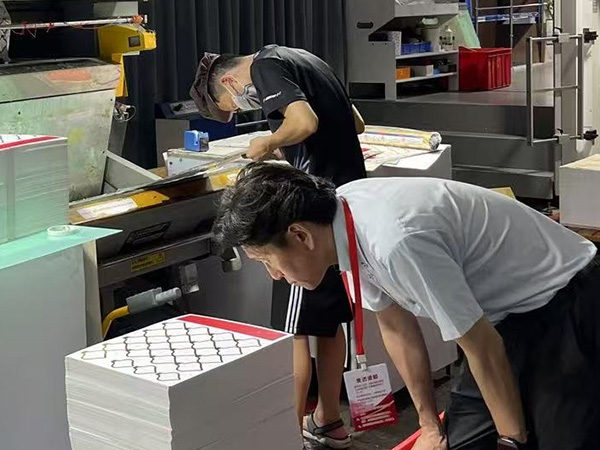 印刷の立ち合いをする阿部さん