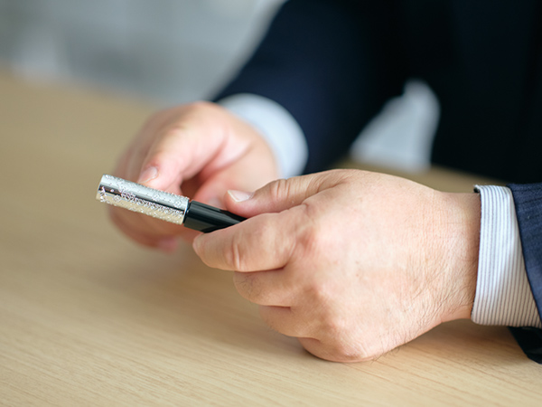 空押し加工の繊細なレリーフ模様